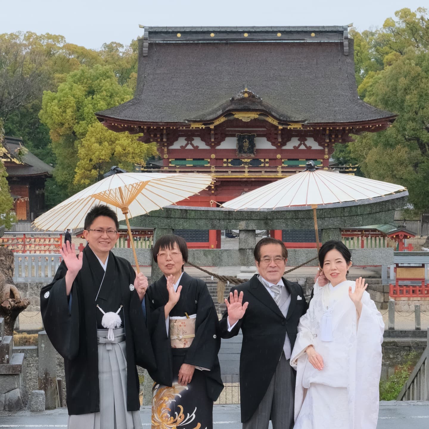 伊賀八幡宮で結婚式の新郎と綿帽子の花嫁