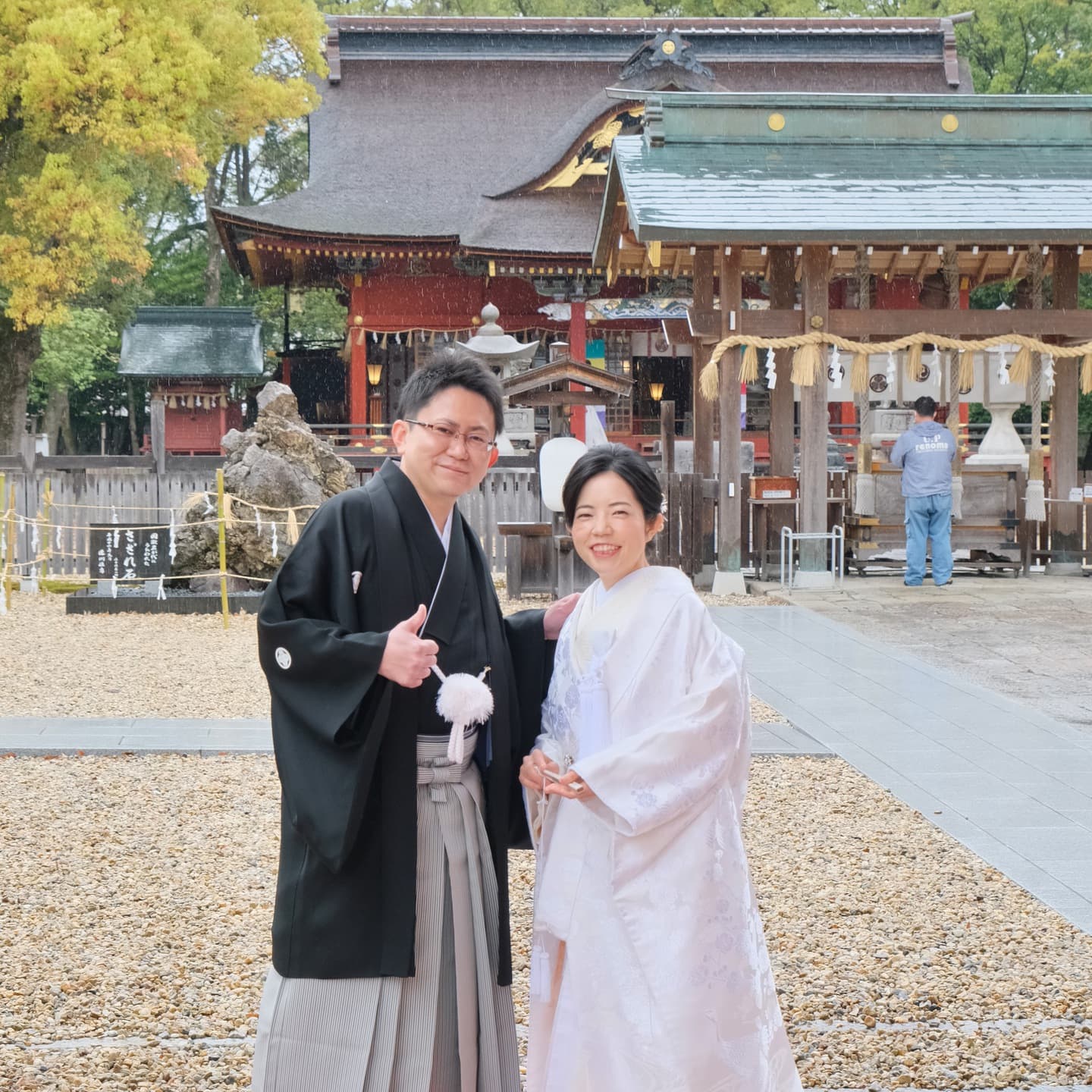 伊賀八幡宮で結婚式の新郎と綿帽子の花嫁
