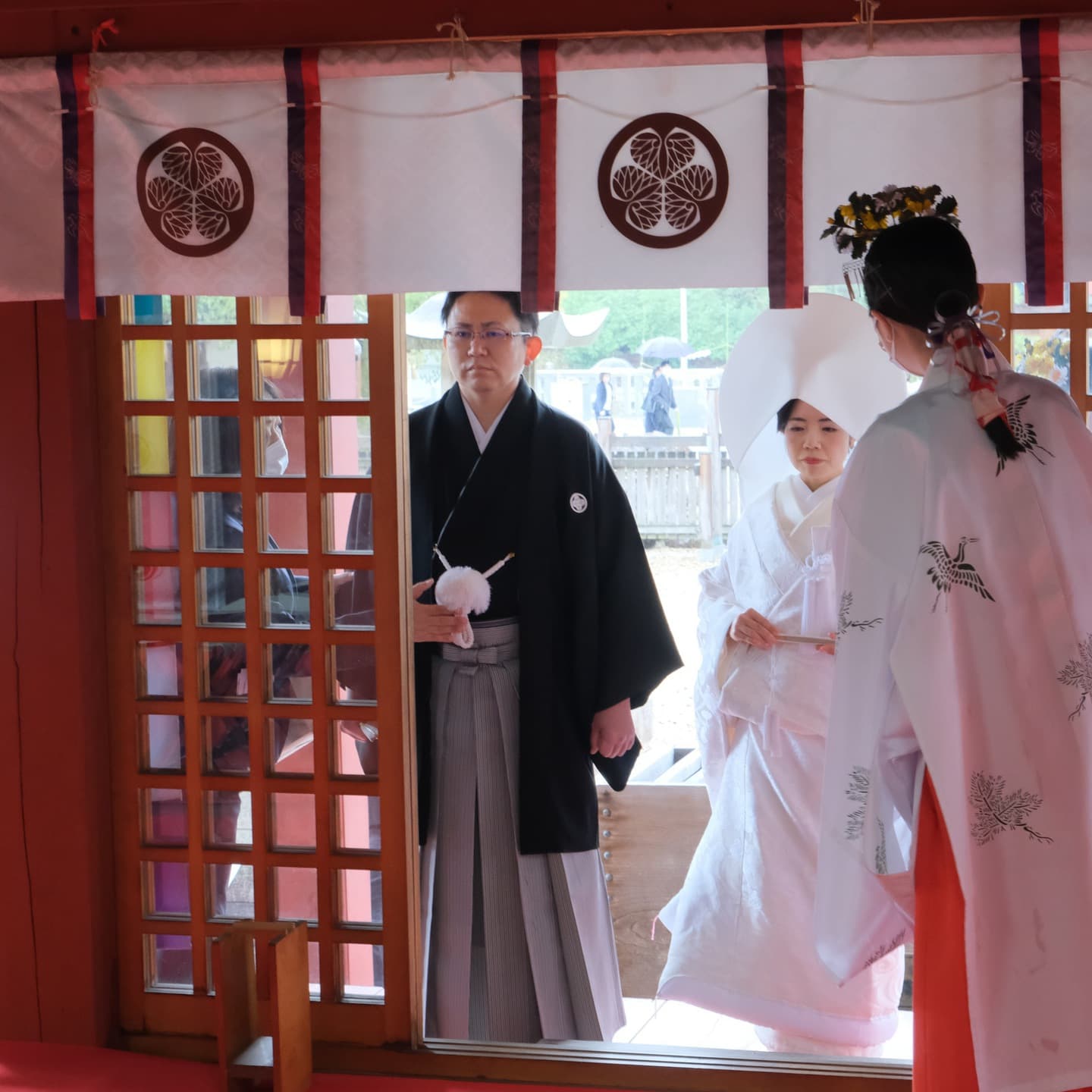 伊賀八幡宮で結婚式の新郎と綿帽子の花嫁