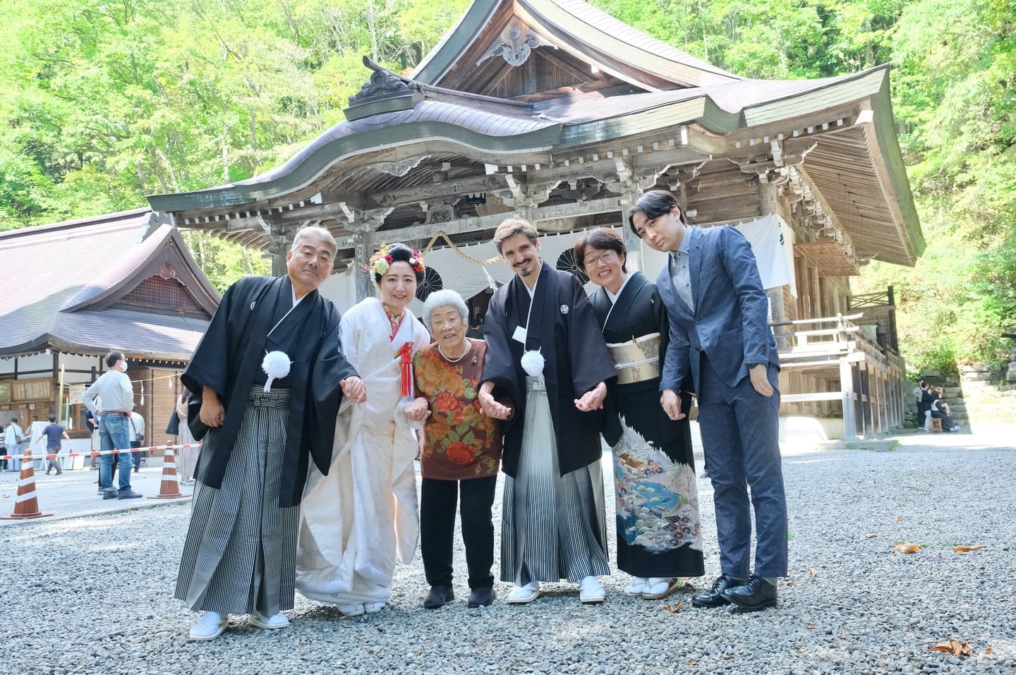 戸隠神社で結婚式の白無垢の花嫁と新郎
