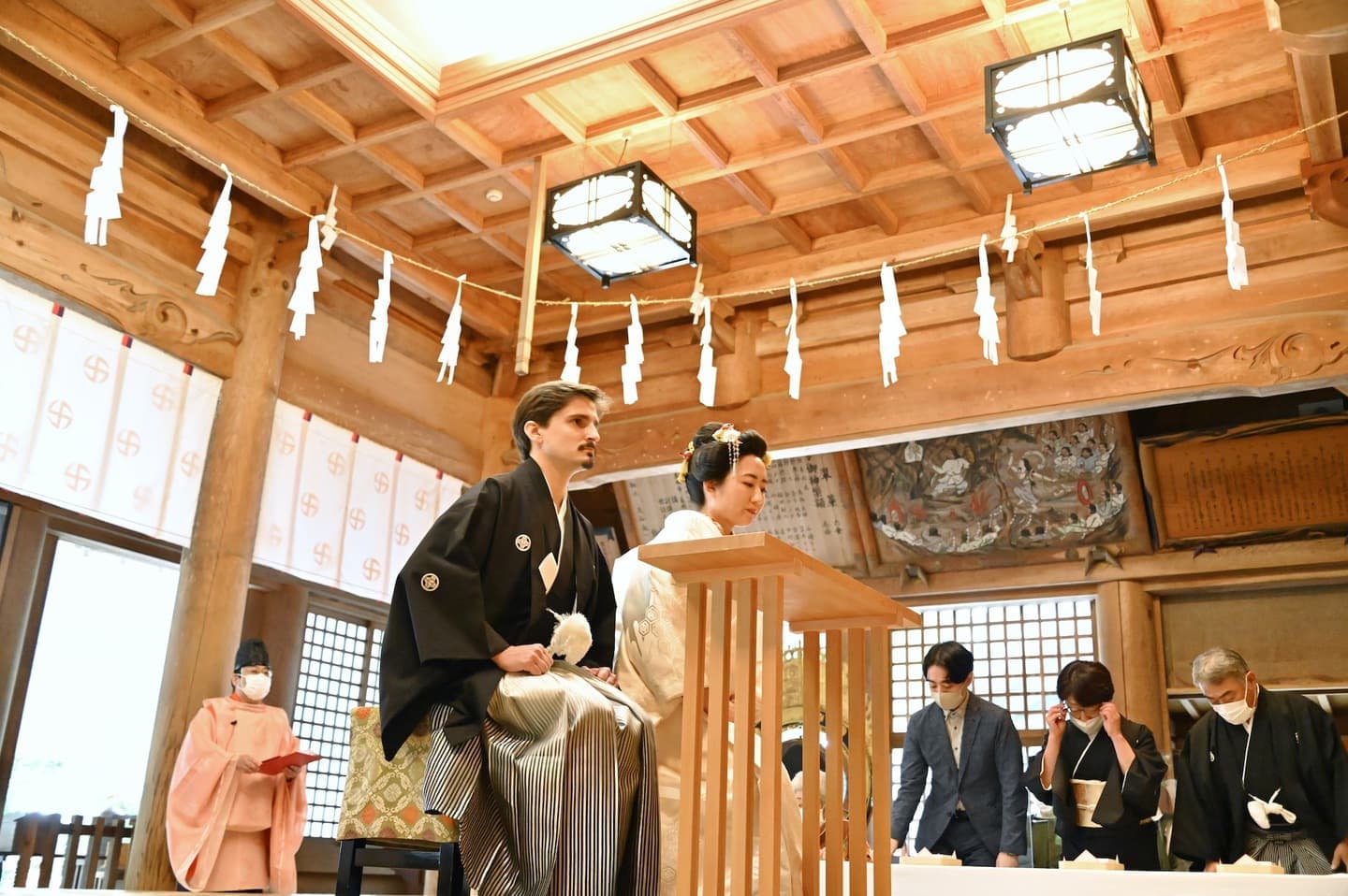 戸隠神社で結婚式の白無垢の花嫁と新郎