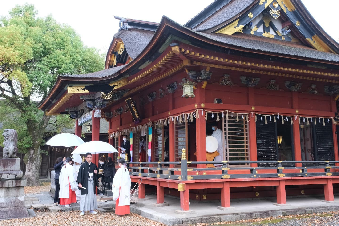 伊賀八幡宮で結婚式の新郎と綿帽子の花嫁