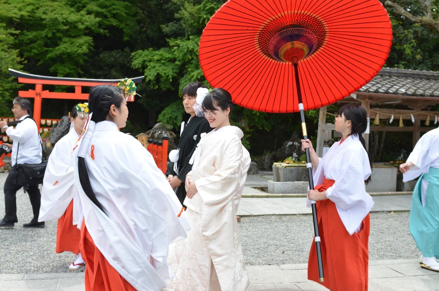 出雲大神宮で結婚式の新郎と花嫁