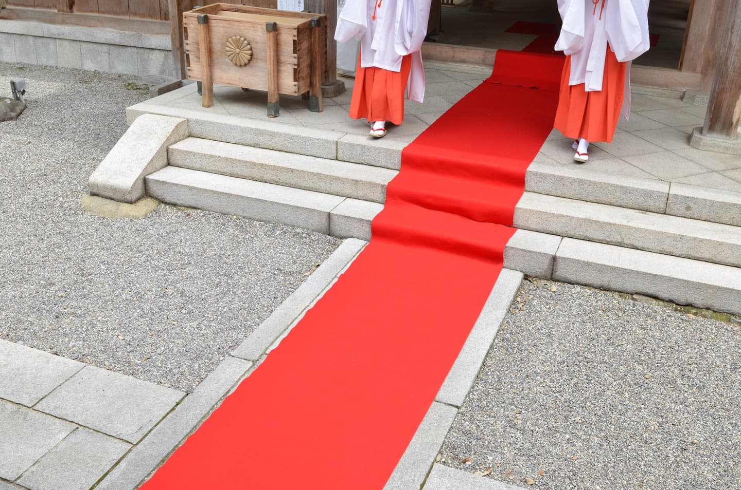 出雲大神宮で結婚式の新郎と花嫁