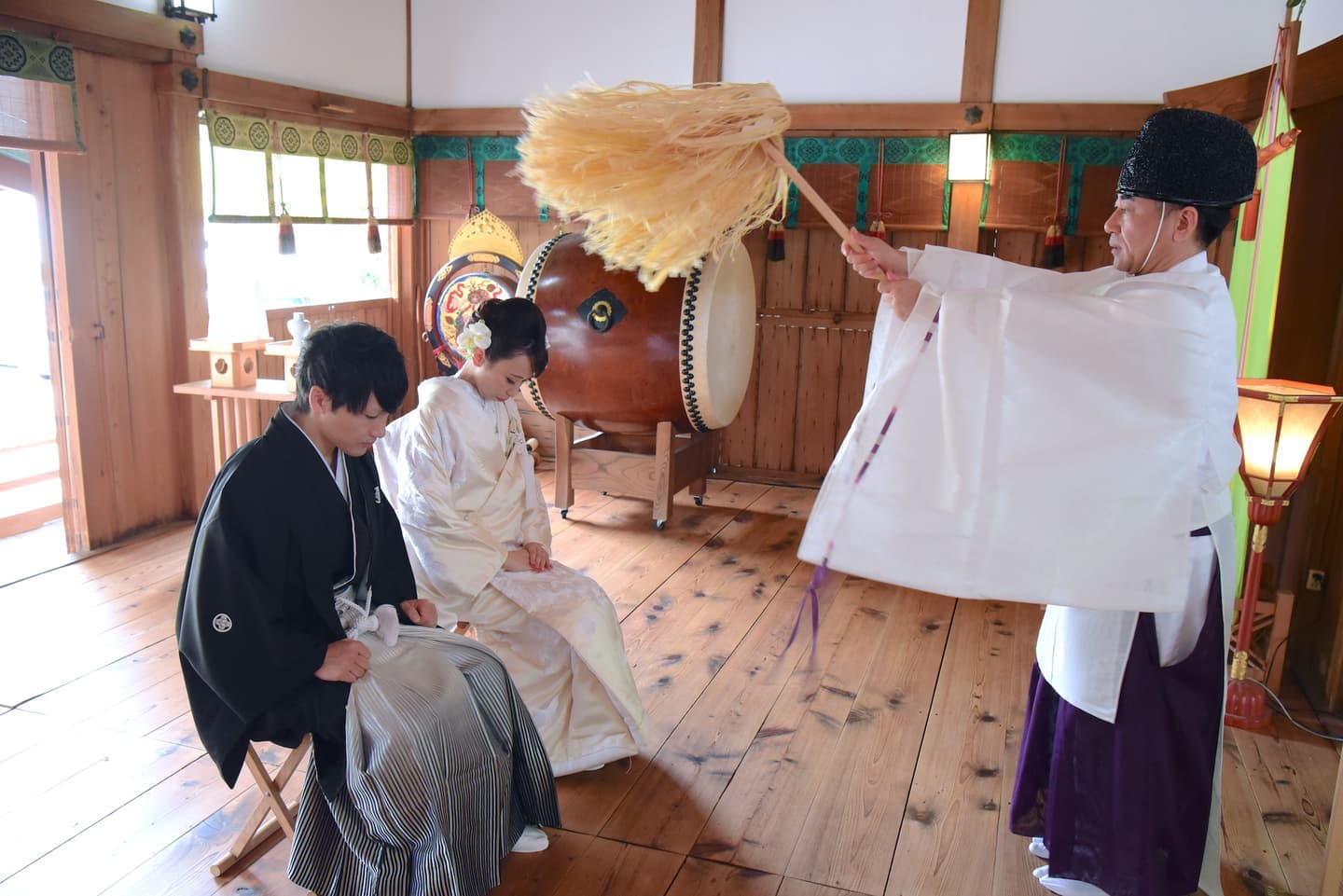 えびす神社で結婚式の新郎と花嫁さん