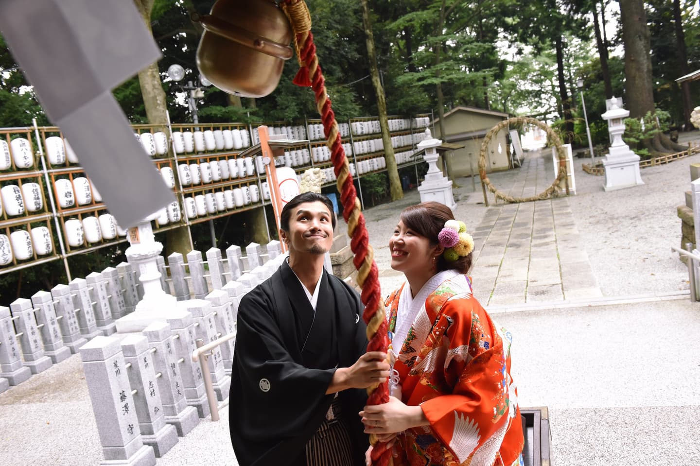 杉山神社で結婚式の新郎と綿帽子の花嫁