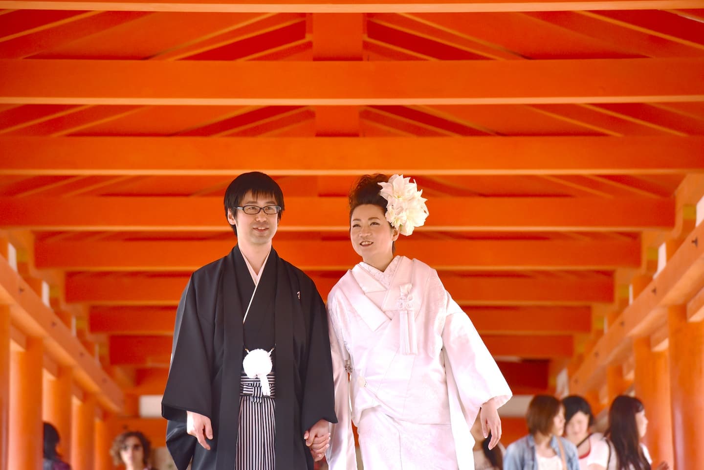 厳島神社で結婚式の新郎と花嫁さん