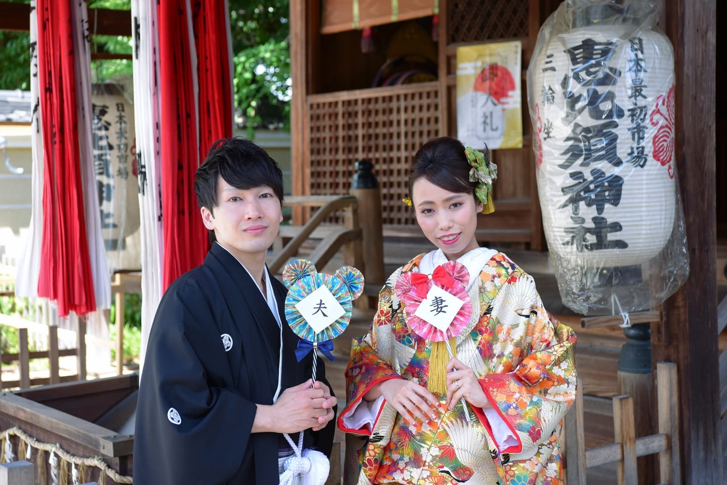 えびす神社で結婚式の新郎と花嫁さん