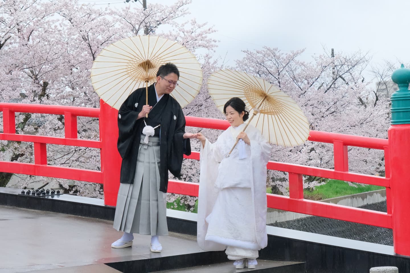 伊賀八幡宮で結婚式の新郎と綿帽子の花嫁