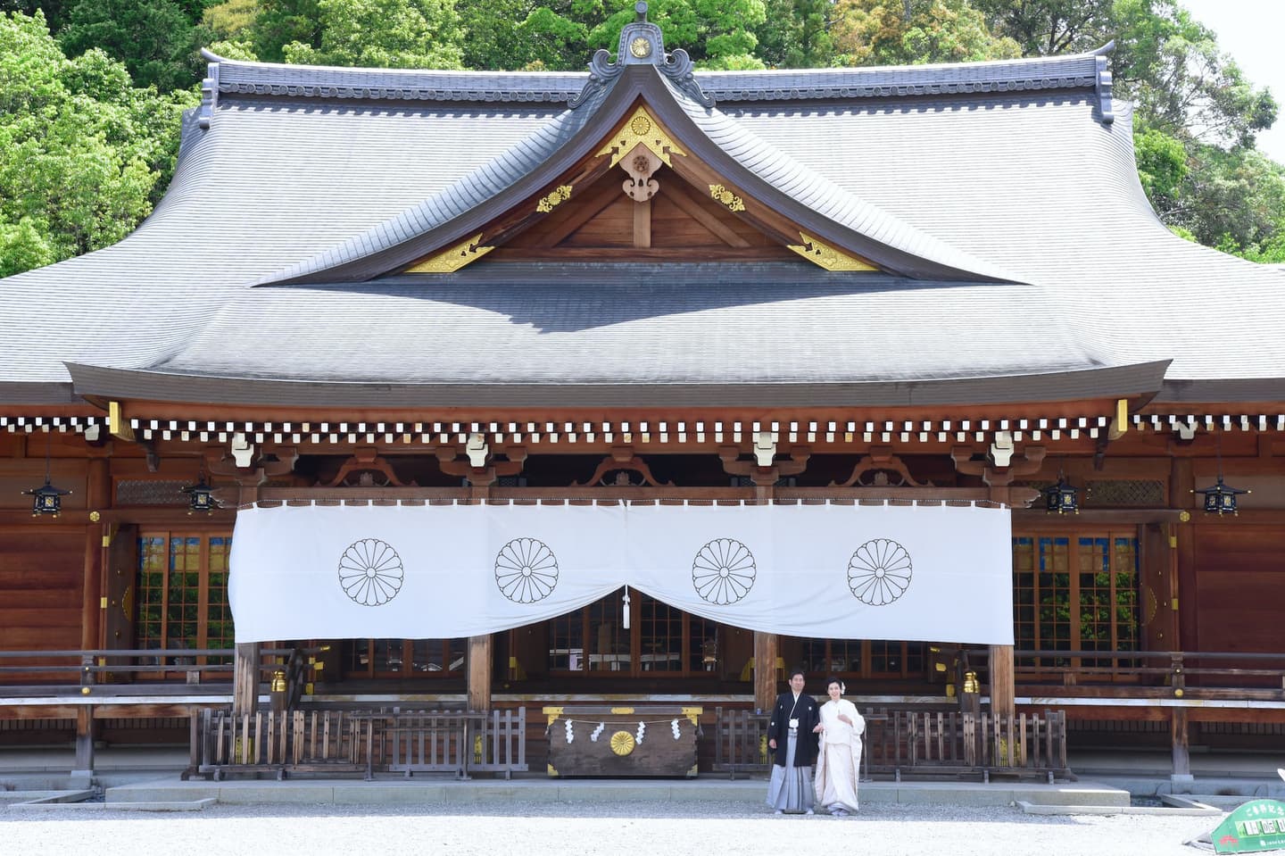 大神神社で結婚式の集合写真