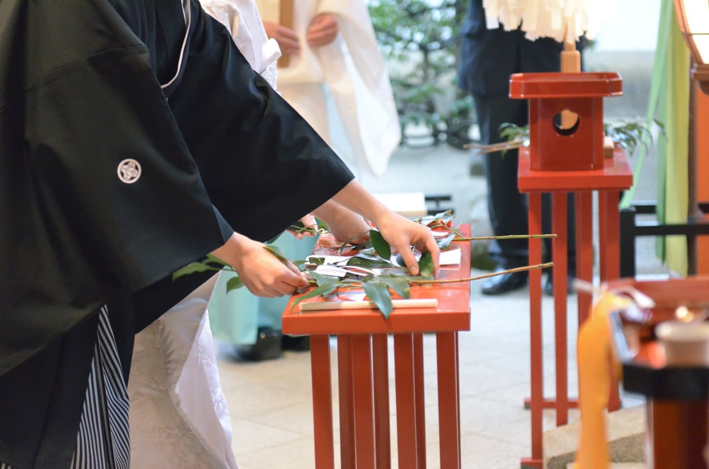 吉田神社で結婚式の新郎と綿帽子の花嫁