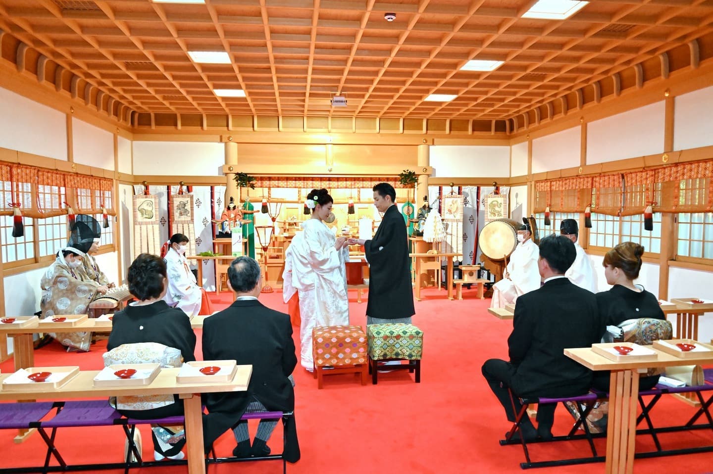 建部大社で結婚式の新郎と花嫁の親族