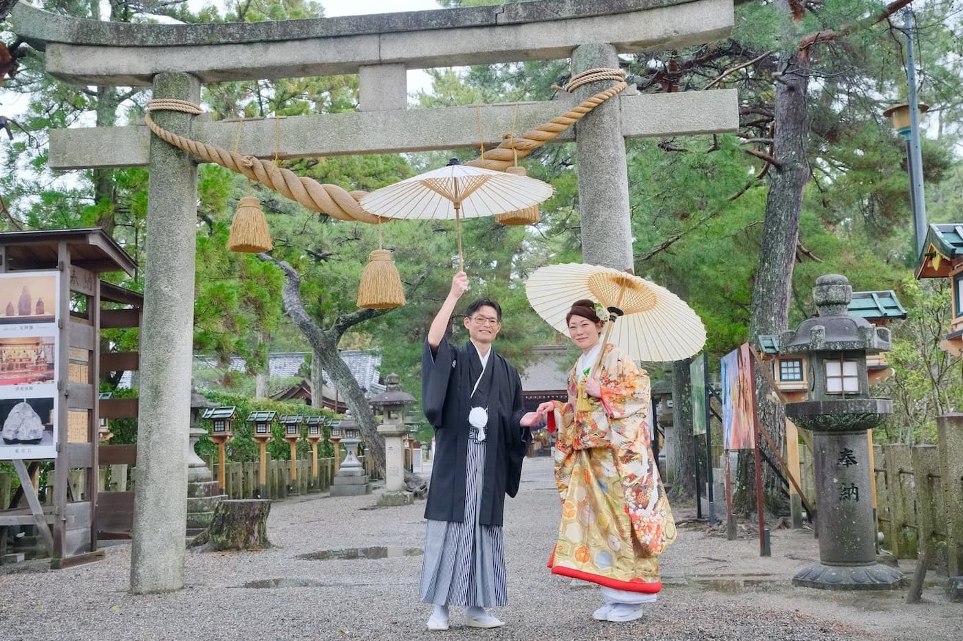 建部大社で結婚式の新郎と花嫁の親族