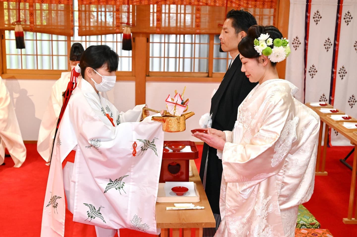 建部大社で結婚式の新郎と花嫁の親族