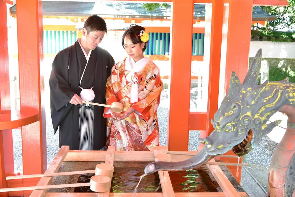 熊野速玉大社で結婚式の新郎と花嫁