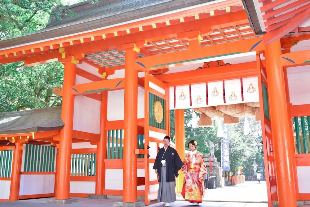 熊野速玉大社で結婚式の新郎と花嫁