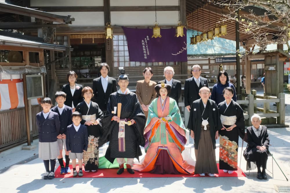 枚岡神社での十二単の結婚式の写真