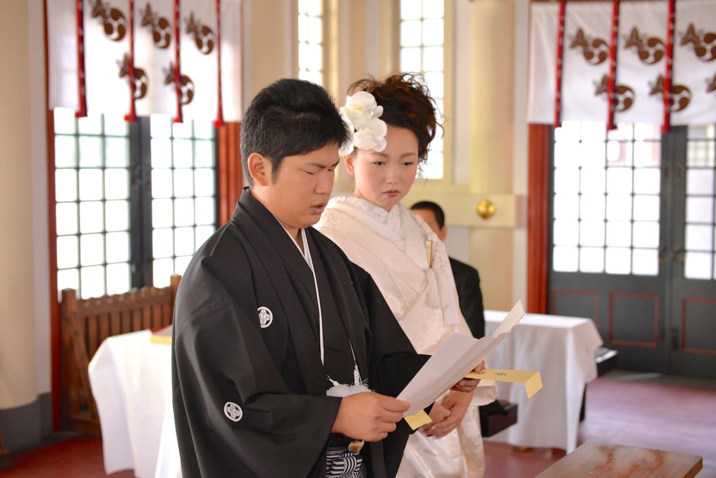 御霊神社で結婚式の花嫁と新郎