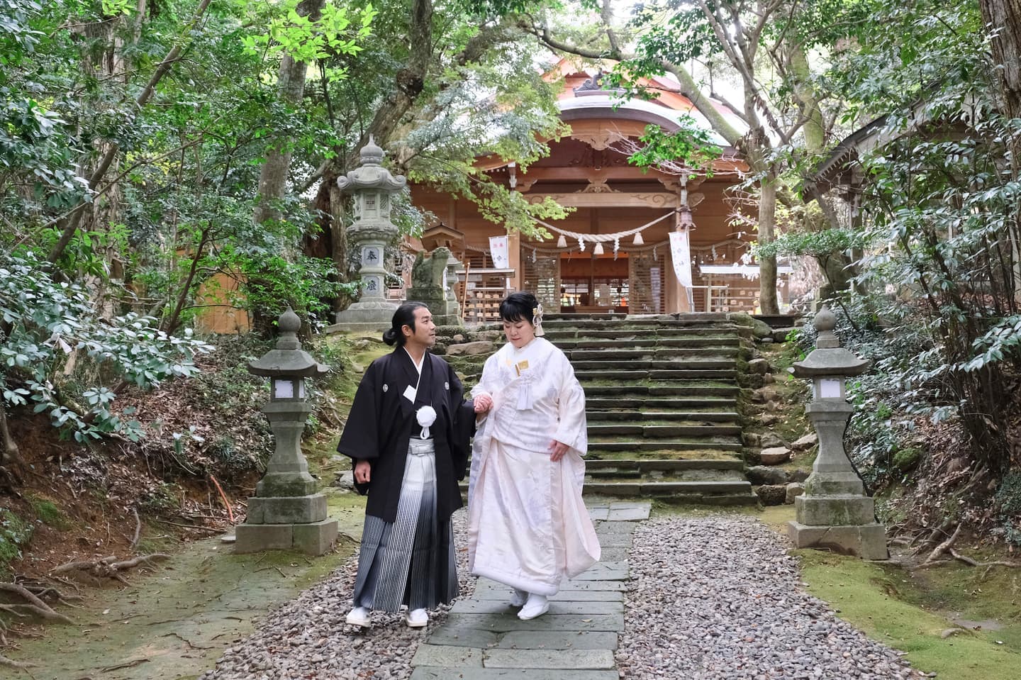 須須神社で結婚式の花嫁さんと新郎さん