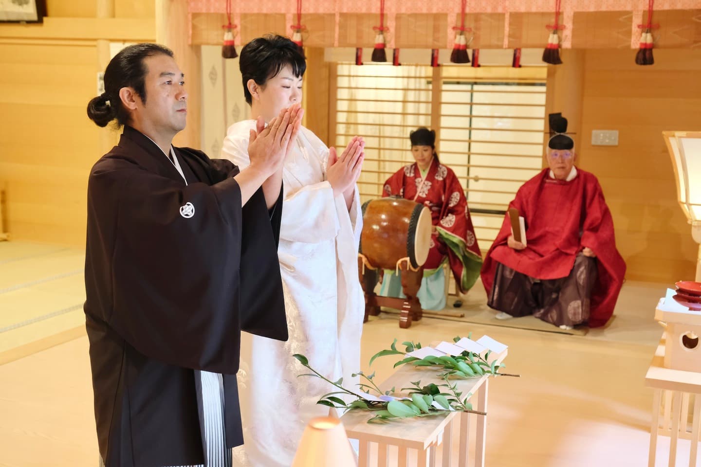 須須神社で結婚式の花嫁さんと新郎さん