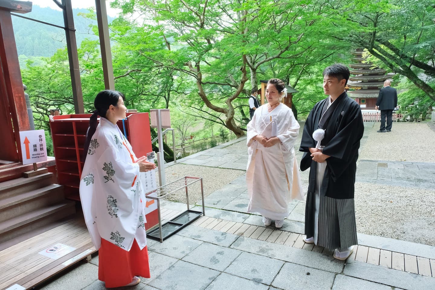 談山神社で結婚式の花嫁さんと新郎