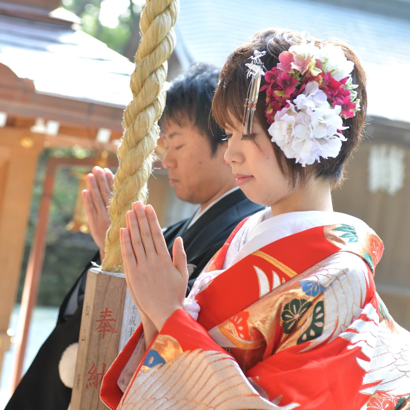 田村神社で結婚式の新郎と綿帽子の花嫁