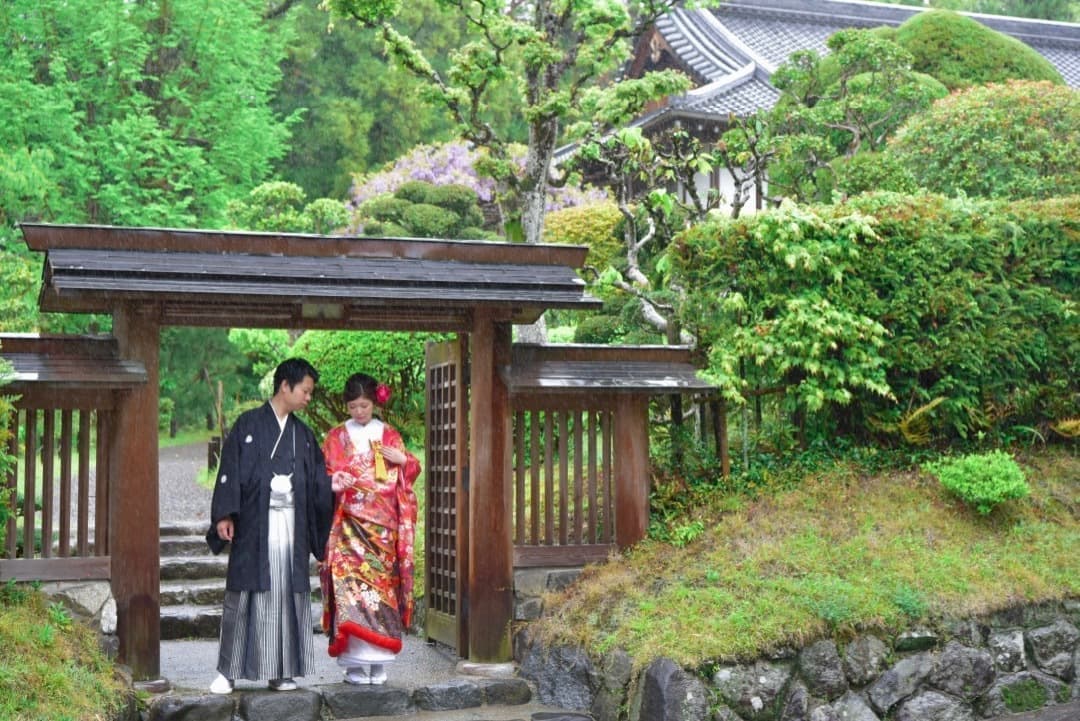 大神神社で色打掛の結婚式写真