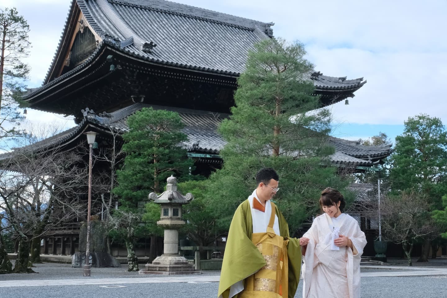 京都知恩院で仏前結婚式の新郎新婦