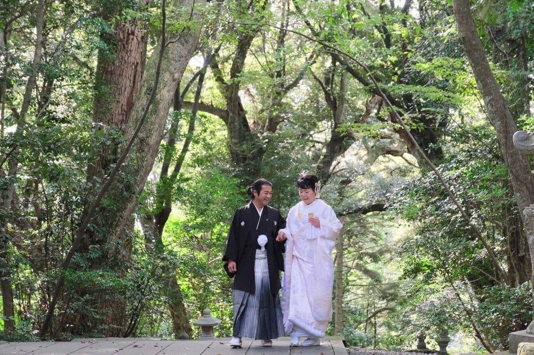 須須神社で結婚式の新郎と花嫁
