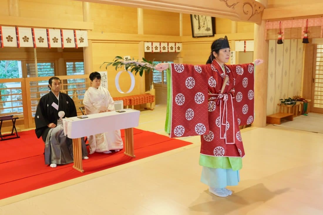 須須神社で結婚式の新郎と花嫁