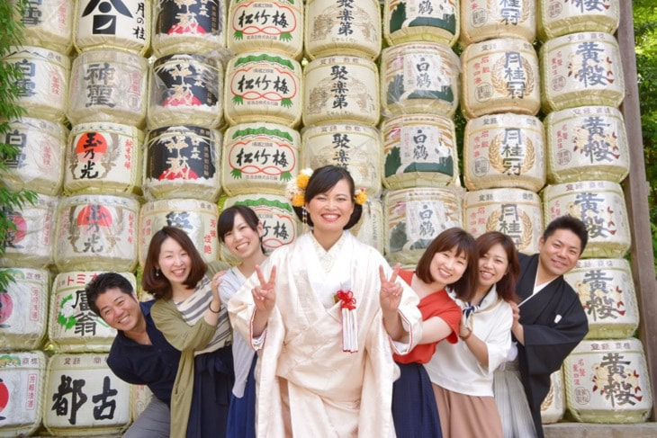 神社で結婚式の新郎と白無垢の花嫁と友人