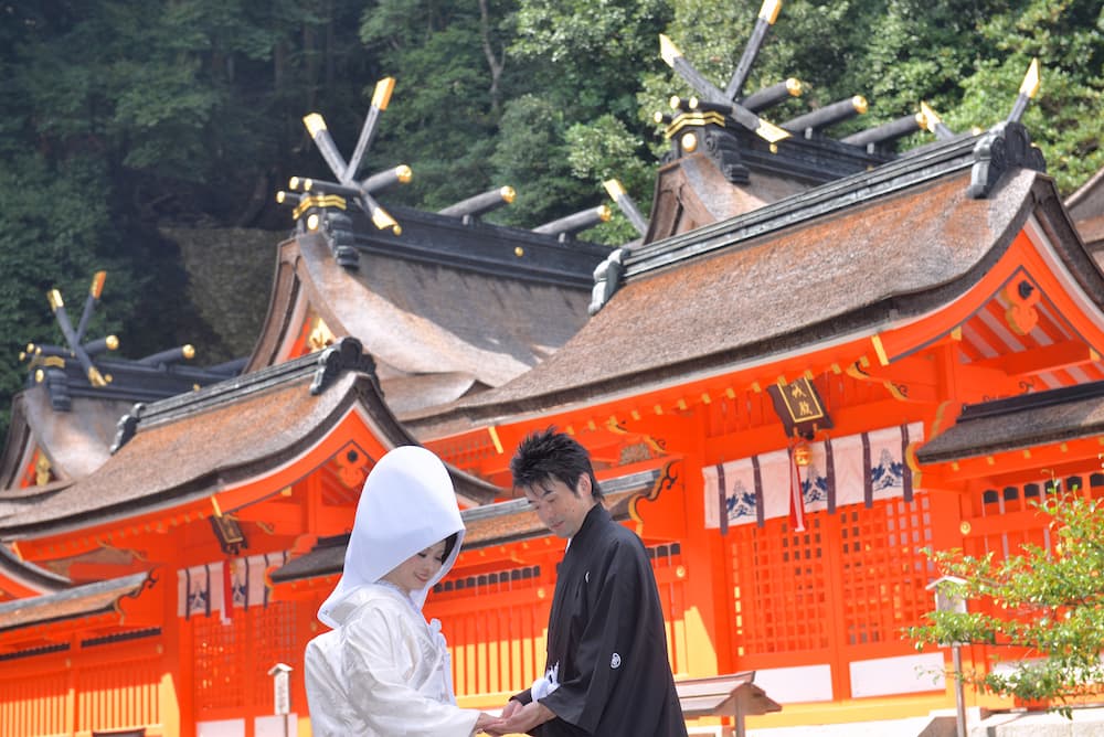 白無垢の花嫁様と紋付羽織袴の新郎様が結婚式を挙げている