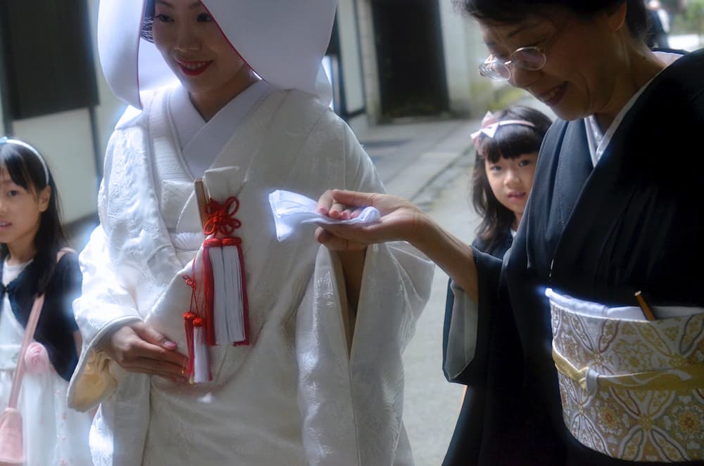 白無垢の花嫁様がお母様と手お繋いでいる