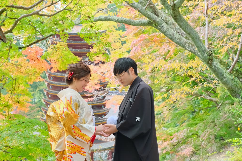 色打掛の花嫁様と紋付羽織袴の新郎様が結婚式を挙げている