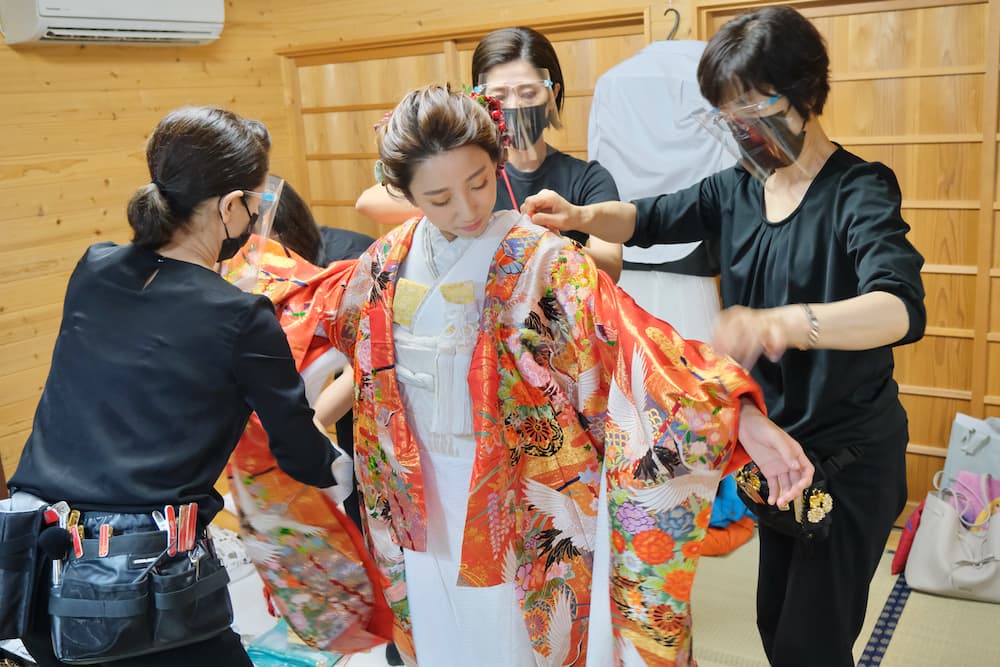 色打掛の花嫁様がお支度をしている