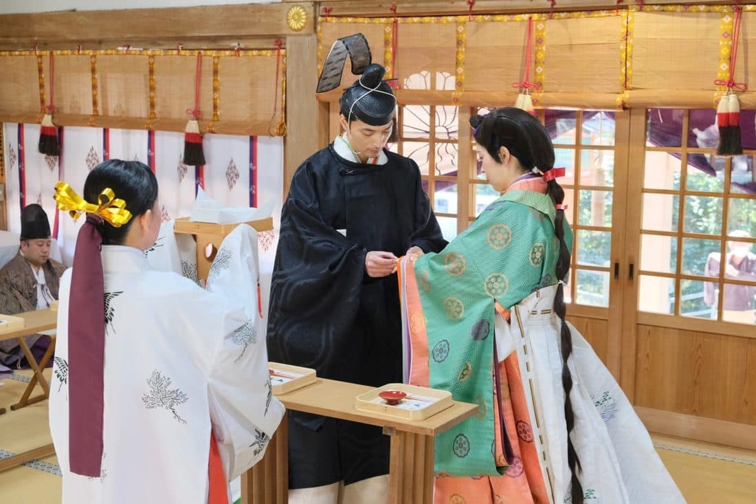枚岡神社で十二単の結婚式の花嫁