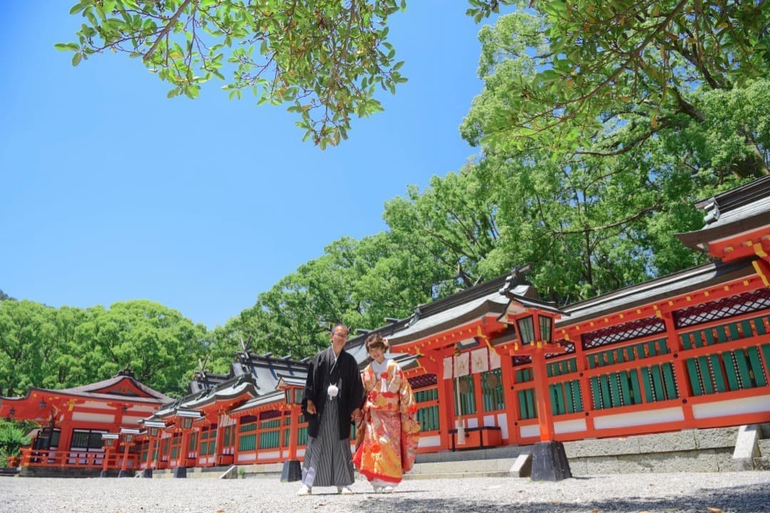 熊野速玉大社で結婚式の新郎と花嫁