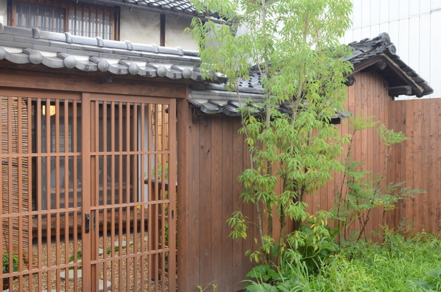 奈良でどこにでもあるホテルと違う宿泊施設で、じゃらんだけではではわからない撮影前日から観光名所に行くために宿泊する安いゲストハウスや旅館の写真
