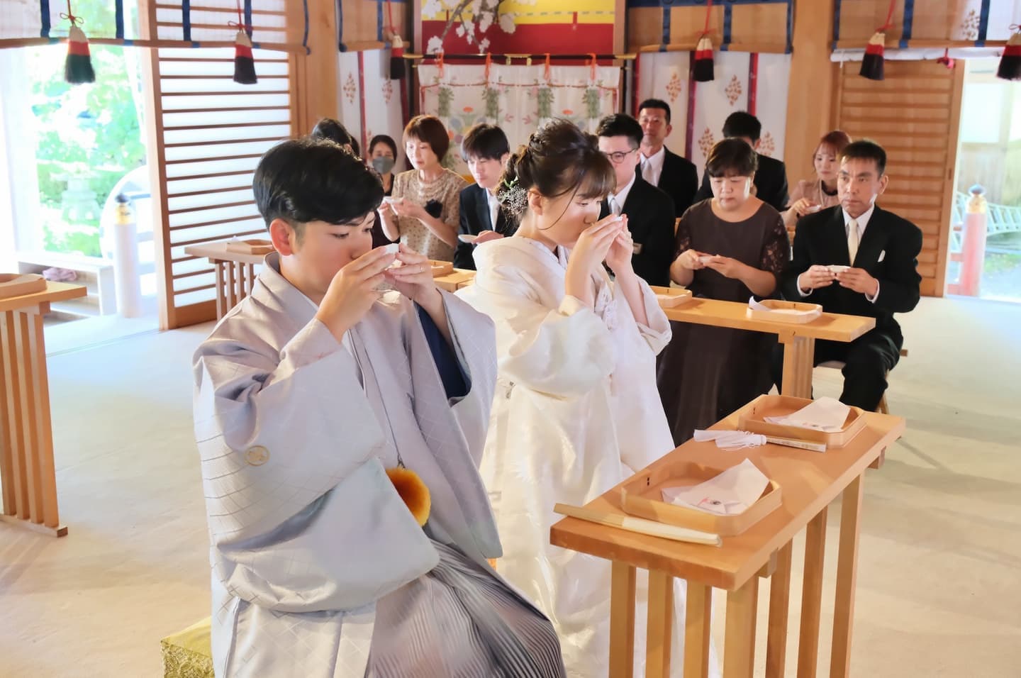 和装衣装で神社で結婚式の写真