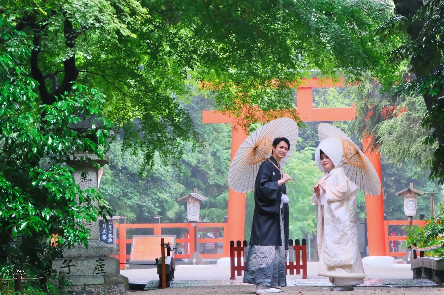 和装衣装で神社で結婚式の写真