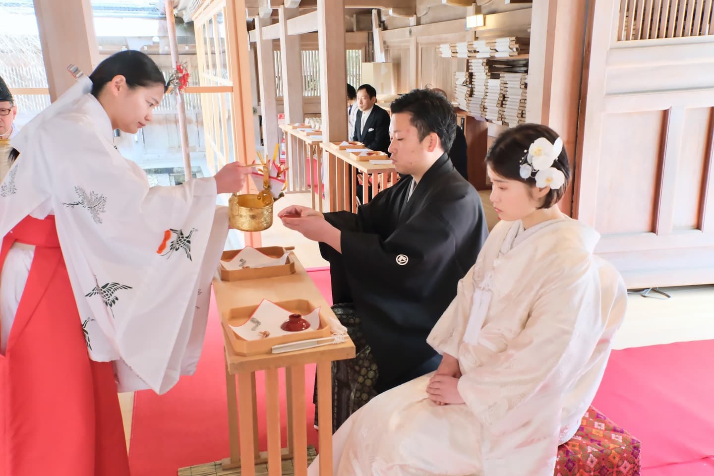 出雲大神宮で結婚式の和装の新郎新婦さん