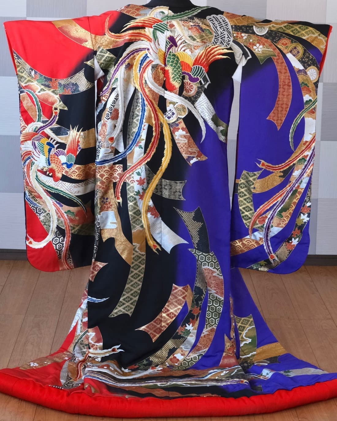 桂由美YUMIKATURAの豪華で美しい黒と青紫と赤の鳳凰色打掛レンタル