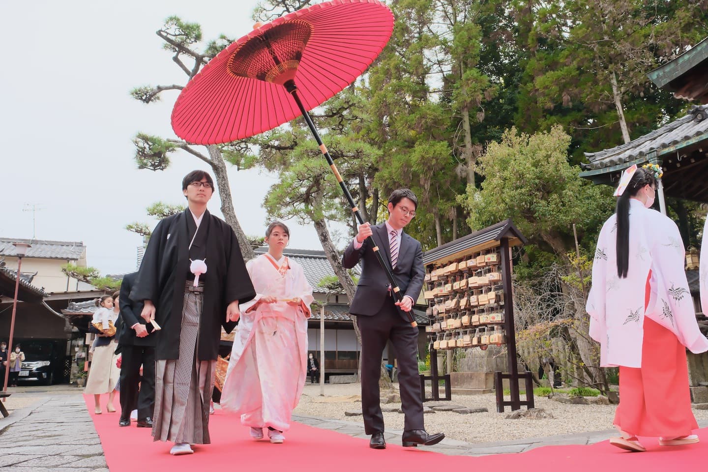 振袖の上に白無垢を重ねて結婚式を挙げている写真