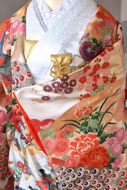 豪華で美しい赤い色打掛