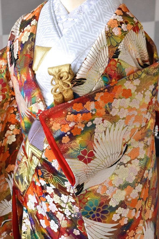 金の色打掛を花嫁が着ている写真