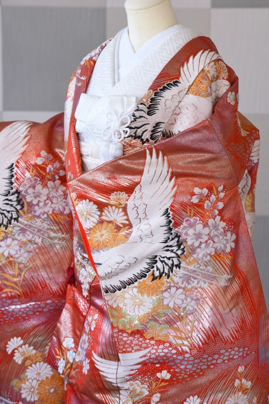 銀色と赤色の色打掛を花嫁が着ている写真