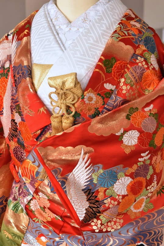 赤と翡翠色の色打掛を花嫁が着ている写真