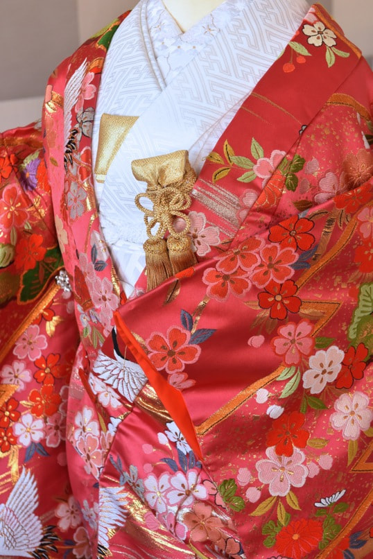 ピンク色の色打掛を花嫁が着ている写真