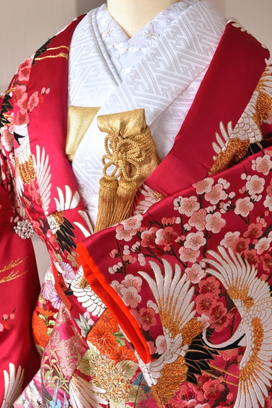 ピンク色打の豪華美しい色打掛を着た花嫁