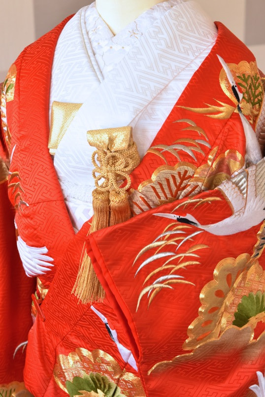 赤色と黒色の色打掛を花嫁が着ている写真